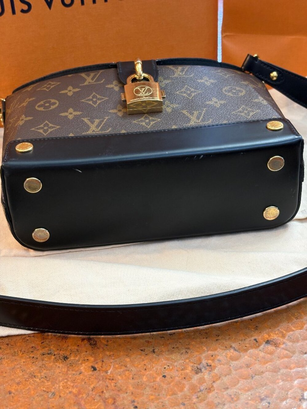 Louis Vuitton Reverse Monogram Bento Box TAG BAR CODE INCLUDED - Picture 5 of 5